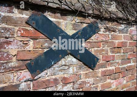 Plaque de patress ou barre d'attache murale sur un mur pour fixer et renforcer un mur de briques extérieur instable ou faible, au Royaume-Uni. Banque D'Images