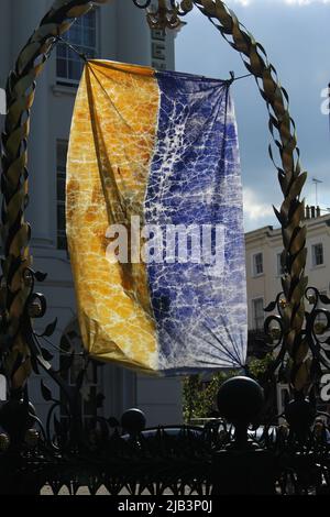 Drapeau ukrainien en lambeaux accroché au monument commémoratif de guerre de Crimée dans le centre-ville de Cheltenham en solidarité contre l'invasion russe. Banque D'Images