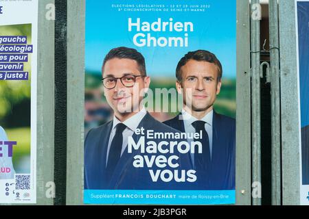 Paris, France - 2 juin 2022 : Portrait d'Emanuel Macron et d'Hadrien Ghomi sur une affiche de campagne dans les rues de Bussy Saint-Georges Banque D'Images