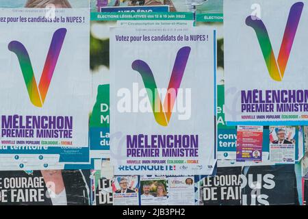 Paris, France - 2 juin 2022 : Melanchon sur une affiche de campagne pour les élections législatives en France Banque D'Images
