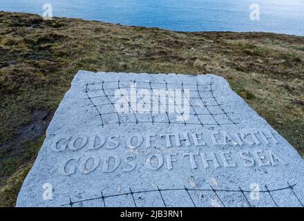 ···· 'Dieux de la Terre, Dieux de la mer', une sculpture de Ian Hamilton Finlay. Baie de Saviskaill, près de Faraclett Head, Rousay, Orkney. Banque D'Images