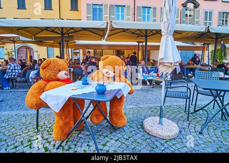 CÔME, ITALIE - 20 MARS 2022 : deux ours en peluche dégusté le thé dans le restaurant en plein air sur la place Alessandro Volta, sur 20 mars à Côme Banque D'Images