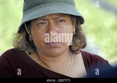 Récolte de fraisiers en plein champ dans le centre de la Floride en mars hiver par des travailleurs migrants de fermes agricoles latino-américaines d'origine hispanique d'Amérique centrale Banque D'Images