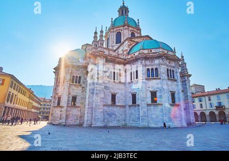 Le soleil du soir avec des poutres lumineuses brille à travers le dôme de la cathédrale de Côme, en Italie Banque D'Images