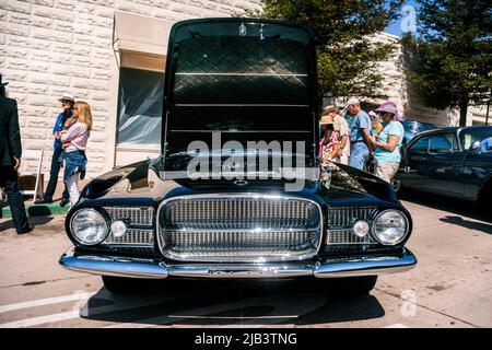 Les spectateurs apprécient les voitures classiques du centre-ville de Carmel, vues au Carmel-by-the-Sea Concours on the Avenue lors de la Monterey car week Banque D'Images