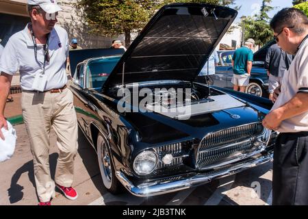 Les spectateurs apprécient les voitures classiques du centre-ville de Carmel, vues au Carmel-by-the-Sea Concours on the Avenue lors de la Monterey car week Banque D'Images