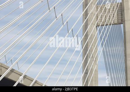 Pont architectural au sud à travers le fleuve Dniepr à Kiev, Ukraine contre le ciel bleu nuageux Banque D'Images