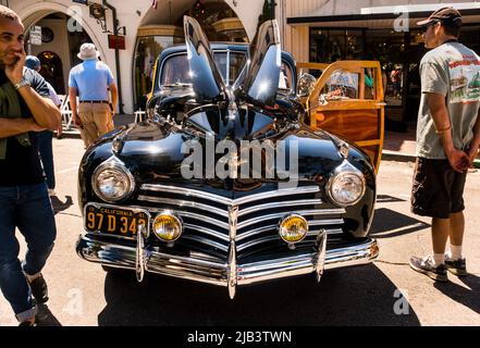 Les spectateurs apprécient les voitures classiques du centre-ville de Carmel, vues au Carmel-by-the-Sea Concours on the Avenue lors de la Monterey car week Banque D'Images