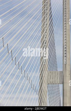 Pont architectural au sud à travers le fleuve Dniepr à Kiev, Ukraine contre le ciel bleu nuageux Banque D'Images