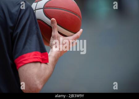 Arbitre de basket-ball tenant un ballon de basket-ball. Affiche sur le thème du sport horizontal, cartes de vœux, en-têtes, site Web et application Banque D'Images