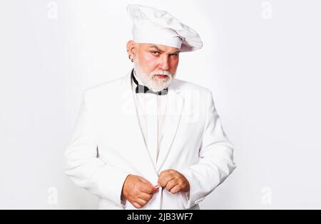 Chef barbu sérieux, cuisinier ou boulanger en uniforme blanc et chapeau. Cuisson. Publicité de cuisine. Banque D'Images