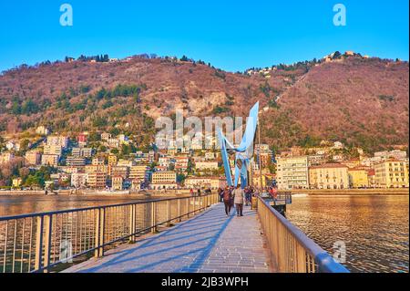 COMO, ITALIE - 20 MARS 2022 : promenez-vous dans le barrage de Piero Foranea Caldirola et admirez la vue sur la sculpture Electric Life et le logement de Côme derrière le lac de Côme, en Ontario Banque D'Images