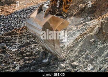 Excavatrice sur chenilles creusant sur le sol, excavateur Banque D'Images