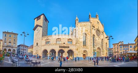 COMO, ITALIE - 20 MARS 2022 : panorama de la place de la cathédrale avec le palais de Broletto et la cathédrale Santa Maria Assunta, sur 20 mars à Côme Banque D'Images