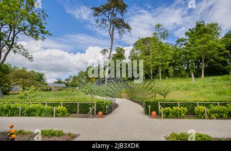 Vue sur les jardins formels avec pergola en métal au Newt, près de Bruton, Somerset, Royaume-Uni, le 2 juin 2022 Banque D'Images