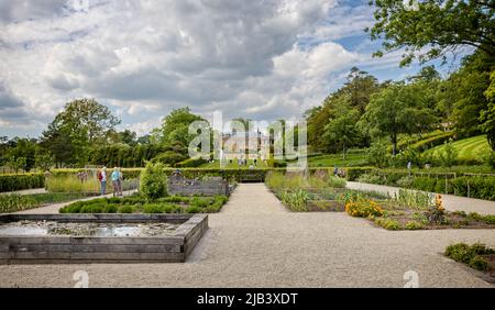 Vue sur les jardins potagers et formels avec fontaines devant l'hôtel de luxe du Newt, près de Bruton, Somerset, Royaume-Uni, le 2 juin 2022 Banque D'Images