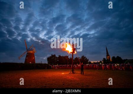 Thaxted, Royaume-Uni. 02nd juin 2022. Thaxted Essex Beacon Lighting Ceremony Platinum Jubilee 2 juin 2022 avec John Webbs Windmill and Thaxted Church Photographie par Credit: BRIAN HARRIS/Alamy Live News Banque D'Images