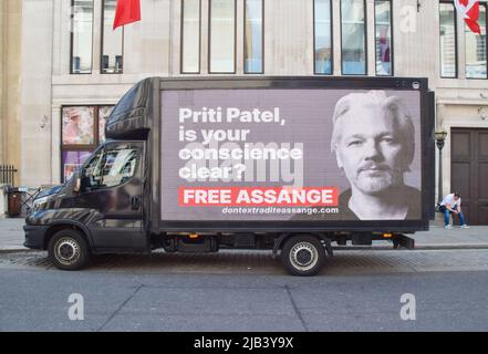 Londres, Royaume-Uni. 2nd juin 2022. Une publicité sur un ad Van dans le centre de Londres appelle le ministre de l'intérieur Priti Patel à mettre fin à l'extradition du fondateur de WikiLeaks, Julian Assange, aux États-Unis. Credit: Vuk Valcic/Alamy Live News Banque D'Images