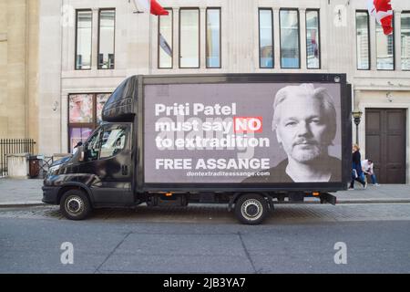 Londres, Royaume-Uni. 2nd juin 2022. Une publicité sur un ad Van dans le centre de Londres appelle le ministre de l'intérieur Priti Patel à mettre fin à l'extradition du fondateur de WikiLeaks, Julian Assange, aux États-Unis. Credit: Vuk Valcic/Alamy Live News Banque D'Images