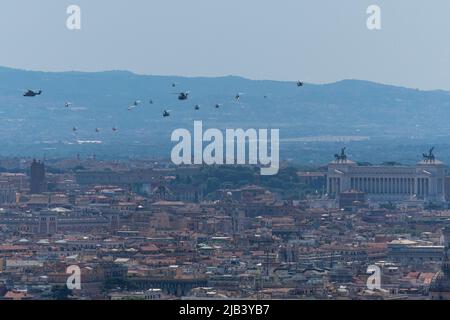 Rome, Italie. 02nd juin 2022. Des hélicoptères de l'armée italienne survolent le centre de Rome pendant le défilé militaire célébrant la Journée de la République italienne. La patrouille acrobatique nationale, Frecce Tricolori, célèbre la Journée de la République italienne en survolant Rome. Crédit : SOPA Images Limited/Alamy Live News Banque D'Images