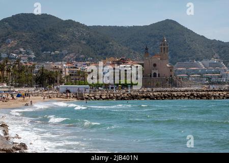 Sitges, Barcelone, Espagne - 30 mai 2022 : vue sur les eaux turquoise de la plage de Sitges Banque D'Images