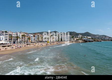 Sitges, Barcelone, Espagne - 30 mai 2022 : vue sur la promenade et la plage de Sitges Banque D'Images