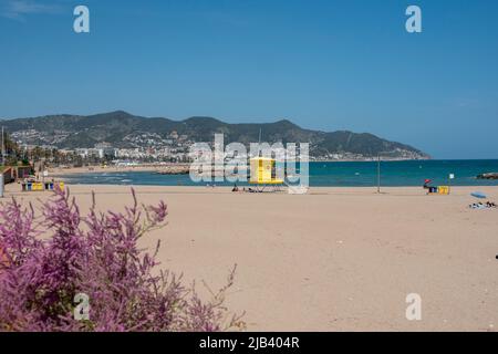 Sitges, Barcelone, Espagne - 30 mai 2022 : vue sur la ville et la plage de Sitges Banque D'Images