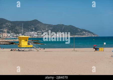 Sitges, Barcelone, Espagne - 30 mai 2022 : le sable doré des plages de Sitges Banque D'Images