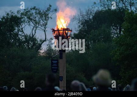 Fordingbridge, Hampshire, Royaume-Uni, 2nd juin 2022. Jubilee Beacon, érigé pour célébrer le Jubilé de platine de la reine Elizabeth II, est allumé à 9:45 pm en conjonction avec des dizaines d'autres balises autour du pays. Paul Biggins/Alamy Live News Banque D'Images