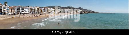 Sitges, Barcelone, Espagne - 30 mai 2022 : vue panoramique sur la ville de Sitges et les eaux turquoises de sa plage Banque D'Images