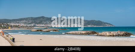 Sitges, Barcelone, Espagne - 30 mai 2022 : vue panoramique sur les plages de la ville touristique de Sitges Banque D'Images