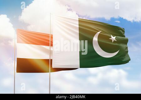 Ciel bleu ensoleillé et drapeaux du pakistan et du yémen Banque D'Images