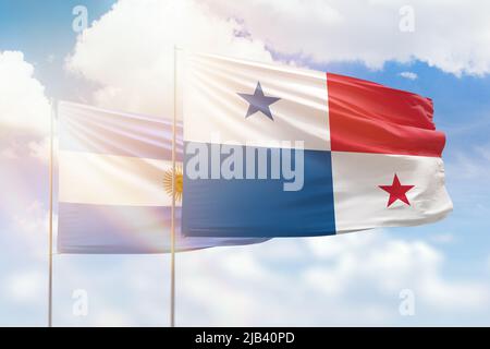 Ciel bleu ensoleillé et drapeaux du panama et de l'argentine Banque D'Images