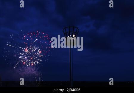 Mountsorrel, Leicestershire, Royaume-Uni. 2nd juin 2022. Les feux d'artifice explosent derrière le phare de Castle Hill lors des célébrations du Jubilé de platine. Des milliers de balises ont été illuminées dans toutes les régions du Royaume-Uni pour marquer l'année 70th de la reine Elizabeth IIÕs sur le trône. Credit Darren Staples/Alay Live News. Banque D'Images