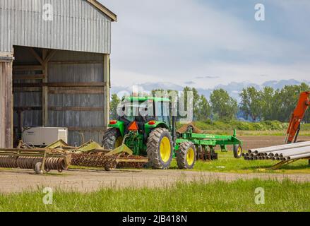 Agriculteur en tracteur préparant des terres agricoles. Tracteur agricole labourant les champs, préparant les terres pour le semis. Selective Focus-29 mai,2022-Delta C.-B., Canada Banque D'Images