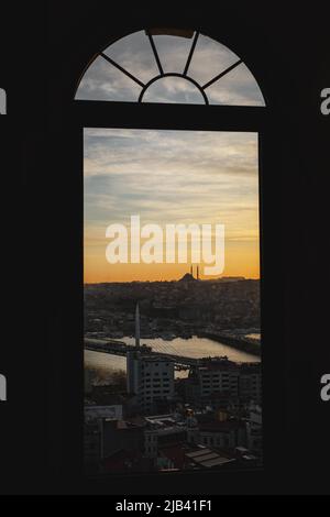 Vue sur Istanbul par une fenêtre voûtée gothique Banque D'Images