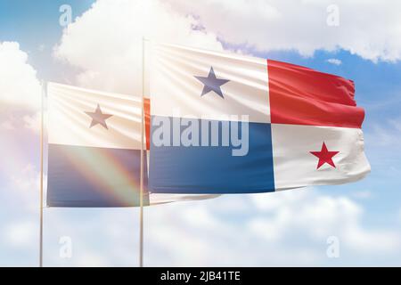 Ciel bleu ensoleillé et drapeaux du panama et du panama Banque D'Images