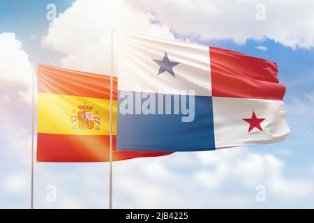 Ciel bleu ensoleillé et drapeaux du panama et de l'espagne Banque D'Images