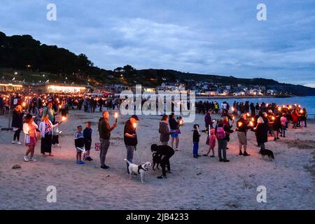 Lyme Regis, Dorset, Royaume-Uni. 2nd juin 2022. Défilé de torchlight et feux à éclats à Lyme Regis à Dorset pour célébrer le Jubilé de platine de la Reine. La parade aux flambeaux sur la plage. Crédit photo : Graham Hunt/Alamy Live News Banque D'Images