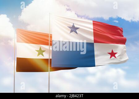 Ciel bleu ensoleillé et drapeaux du panama et de la syrie Banque D'Images