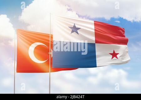 Ciel bleu ensoleillé et drapeaux du panama et de la turquie Banque D'Images