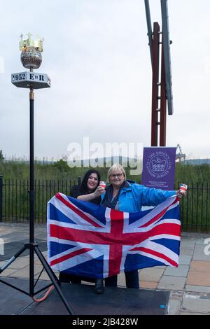 Belfast, Royaume-Uni. 02nd juin 2022. 2nd juin 2022 Une balise est allumée pour commémorer le Jubilé de platine de sa Majesté la Reine à Belfast. Madame Fionnuala Mary Jay-O'Boyle, Representive Queens et Lord-Lieutenant de Belfast, y assistait. Credit: Bonzo/Alay Live News Banque D'Images