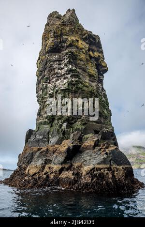 Falaise de Litli Drangur et formation rocheuse de Drangumir sur l'île de Vagar vue à partir d'un bateau, îles Féroé Banque D'Images