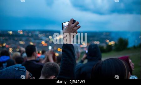 Halifax, West Yorkshire, Royaume-Uni. 2nd juin 2022. Les scènes sur Beacon Hill, au-dessus de Halifax, à Calvaire, dans le West Yorkshire, au Royaume-Uni, tandis que la balise a été allumée pour marquer le Jubilé de platine de Queens jeudi soir. Crédit : Windmill Images/Alamy Live News Banque D'Images