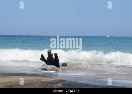 La claque des vagues sur la plage de Pangi est la musique parfaite de la vie pour apaiser une âme agitée. Banque D'Images