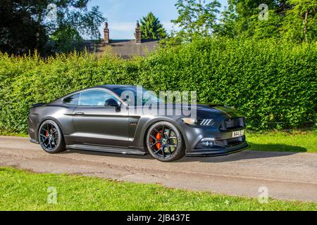 2016 Gray Ford Mustang arrivant à Worden Park Motor Village pour le festival de Leyland, Royaume-Uni Banque D'Images