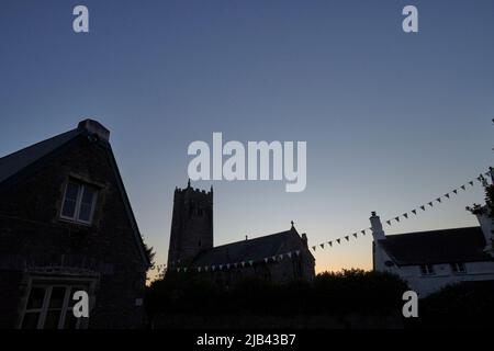 Bickington, Devon, Royaume-Uni. 2nd juin 2022. Le soleil se couche sur le Westcountry comme le South Devon Village de Bickington célèbre le début du Jubilé de platine de la Reine Elizabeth II de HM crédit: Wwill Tudor/Alay Live News Banque D'Images