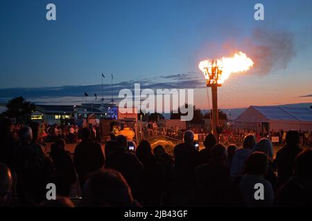 Epsom Downs, Surrey, Royaume-Uni. 2nd juin 2022. La balise du Jubilé de platine a été allumée à 9,45pm heures sur Epsom Downs à Surrey, dans le cadre des célébrations du règne de 70 ans du monarque britannique Queen Elizabeth II Crédit : Julia Gavin/Alamy Live News Banque D'Images