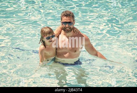 enfance et parentalité. père et fils portent des lunettes dans la piscine. Banque D'Images