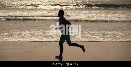 silhouette de sprinter. endurance et endurance. athlète de sport courir rapidement pour gagner dans l'océan. Banque D'Images